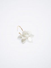 Flower Hoop Earrings Обици с халки с бели цветя 